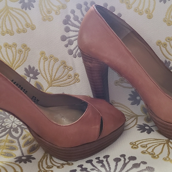 Stuart Weitzman A402910 5 1/2M High Heels - Picture 3 of 5